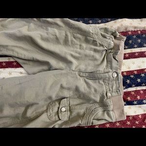 Gloria Vanderbilt slide on capris